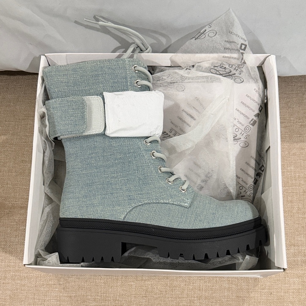 Stylish Women's Lace-Up Boots in Light Gray